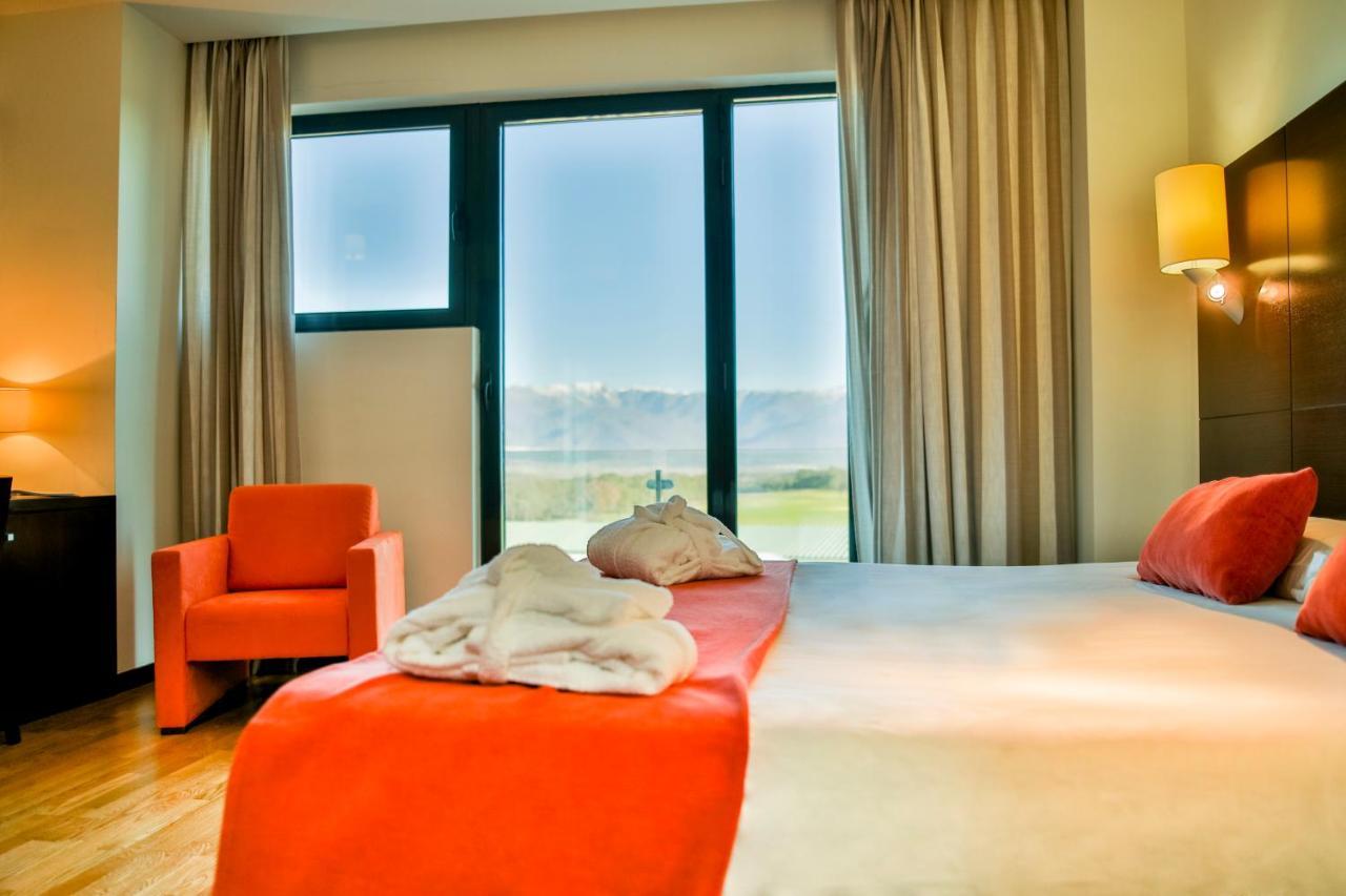 Hospedium Hotel Valles De Gredos Golf Talayuela Exterior photo