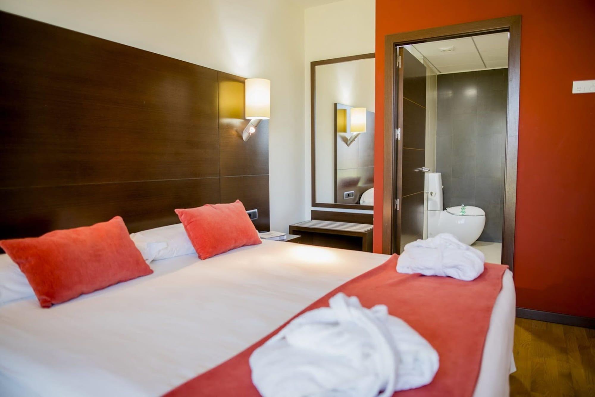 Hospedium Hotel Valles De Gredos Golf Talayuela Exterior photo