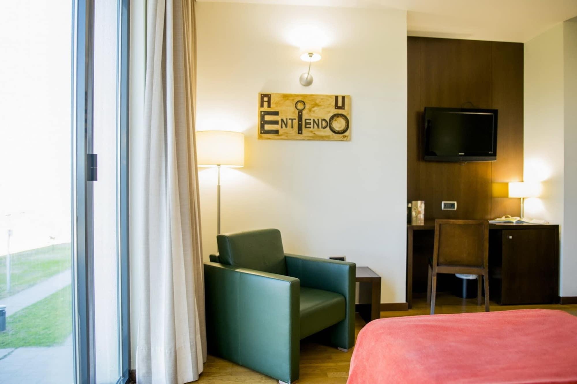 Hospedium Hotel Valles De Gredos Golf Talayuela Exterior photo