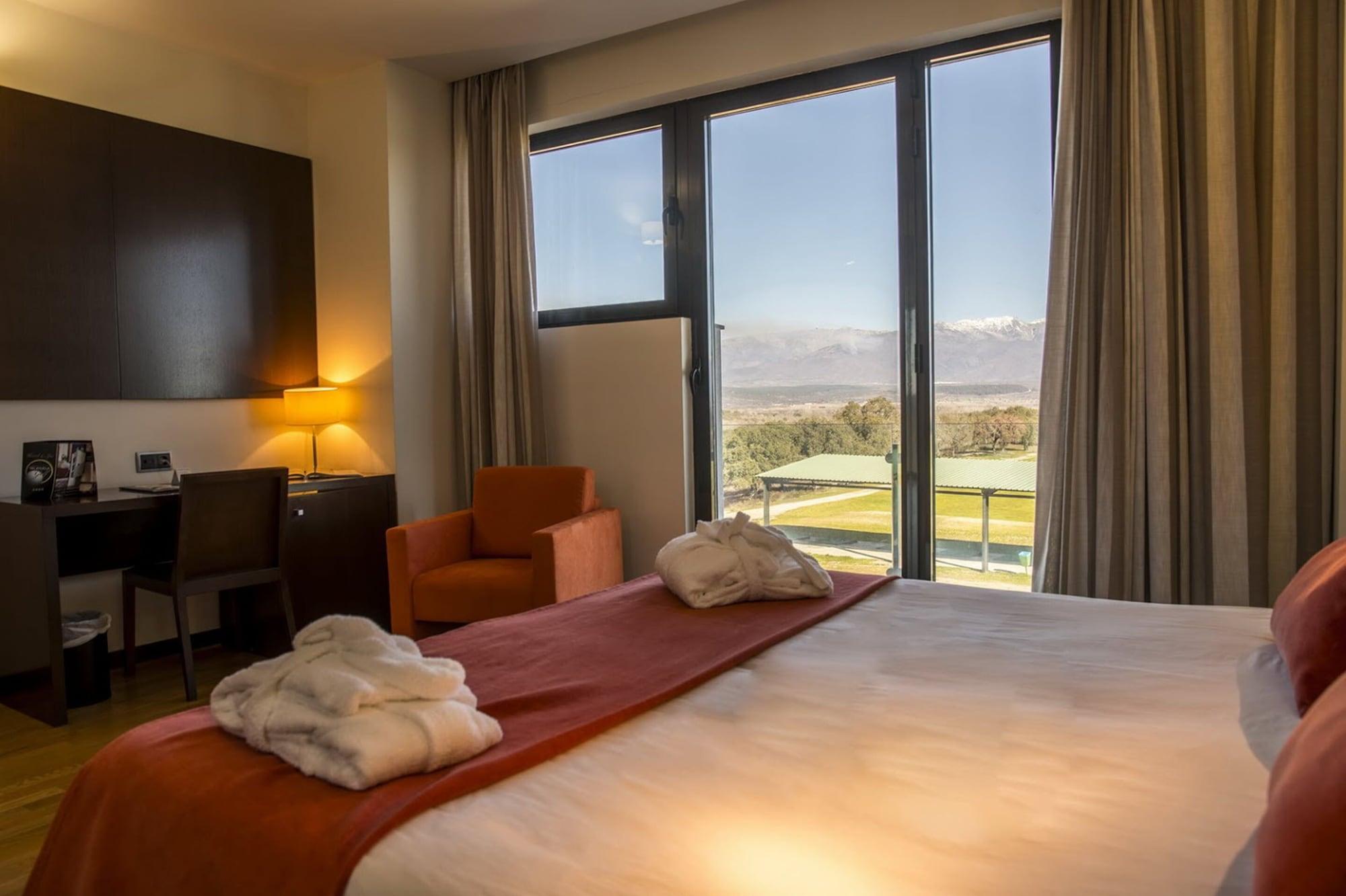 Hospedium Hotel Valles De Gredos Golf Talayuela Exterior photo