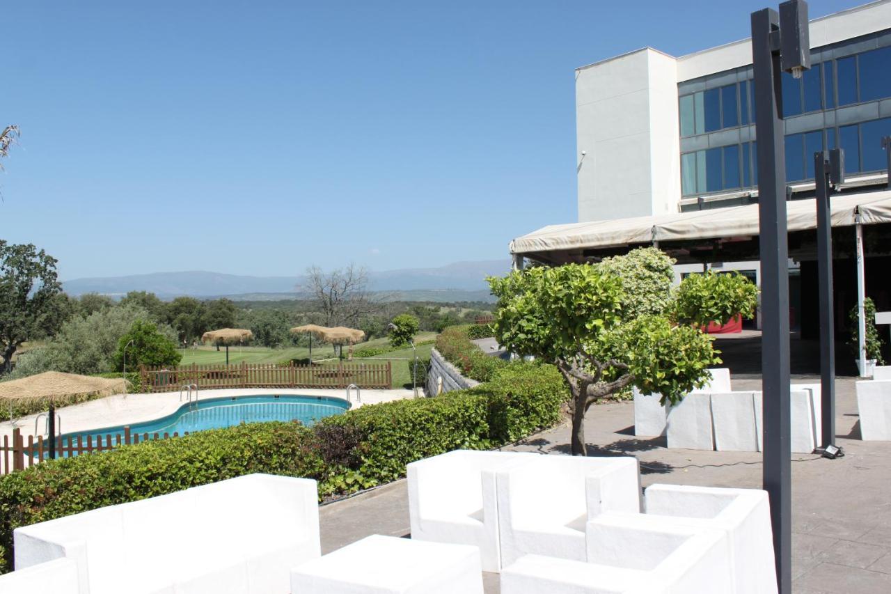 Hospedium Hotel Valles De Gredos Golf Talayuela Exterior photo