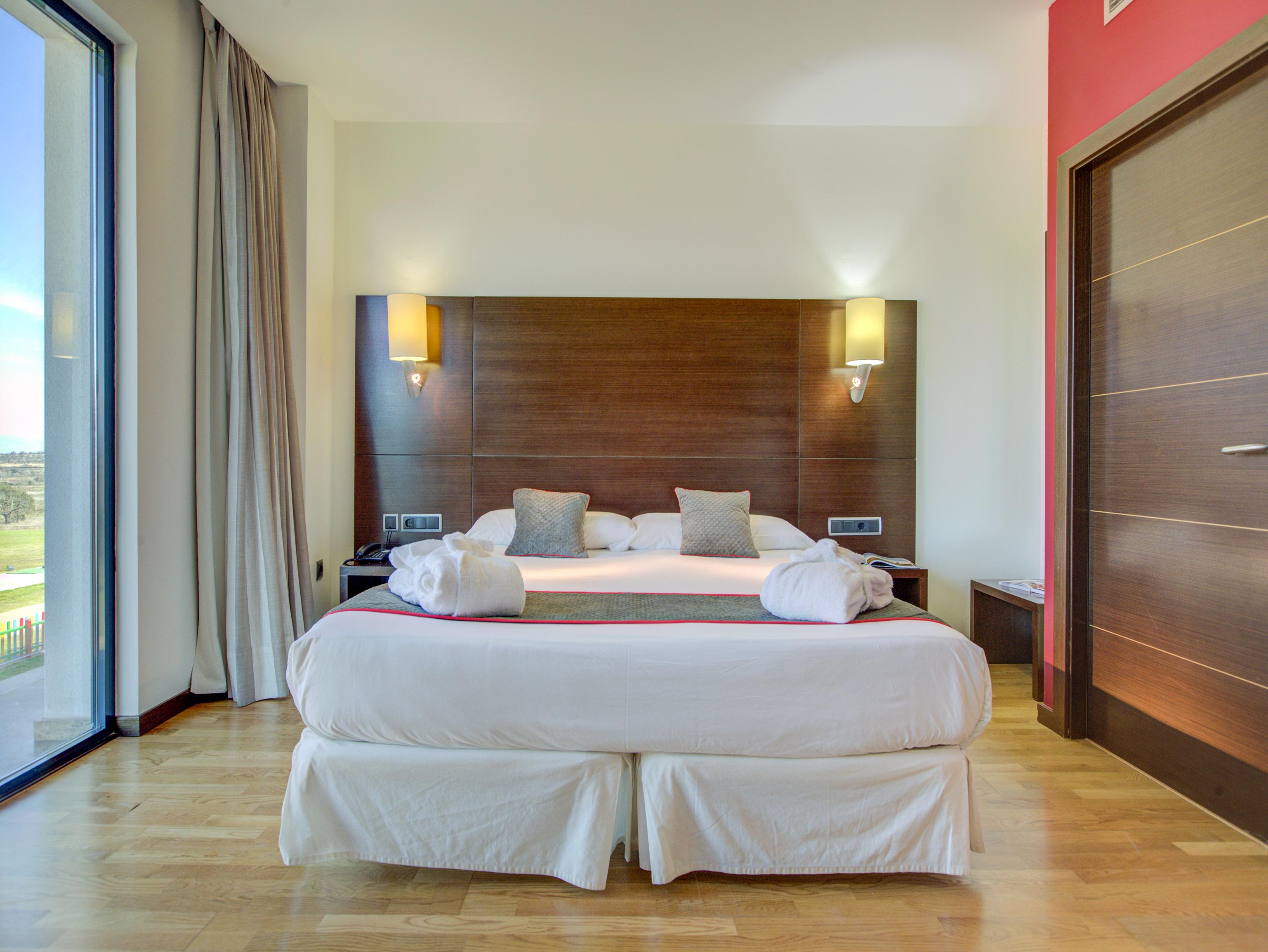 Hospedium Hotel Valles De Gredos Golf Talayuela Exterior photo