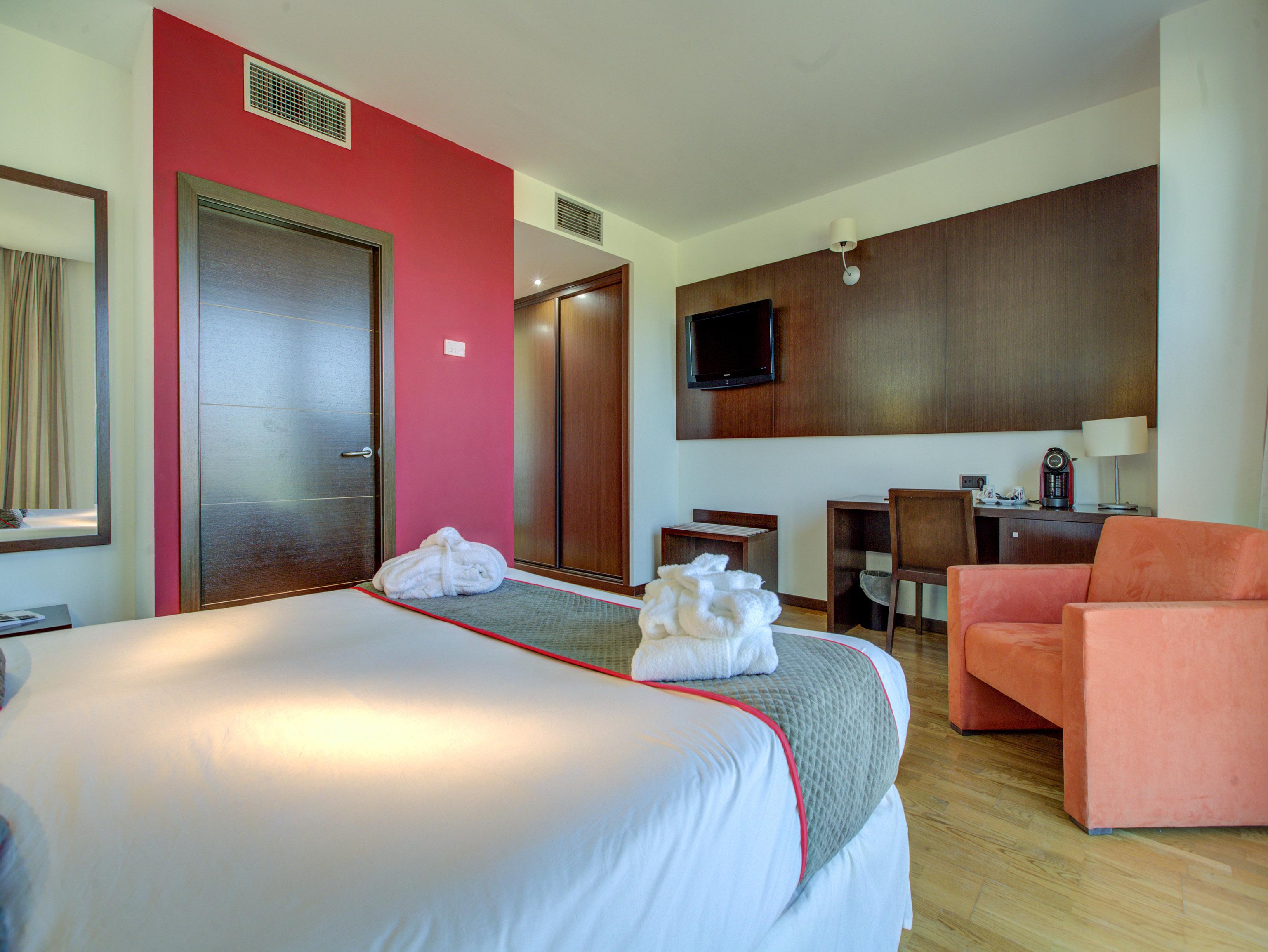 Hospedium Hotel Valles De Gredos Golf Talayuela Exterior photo