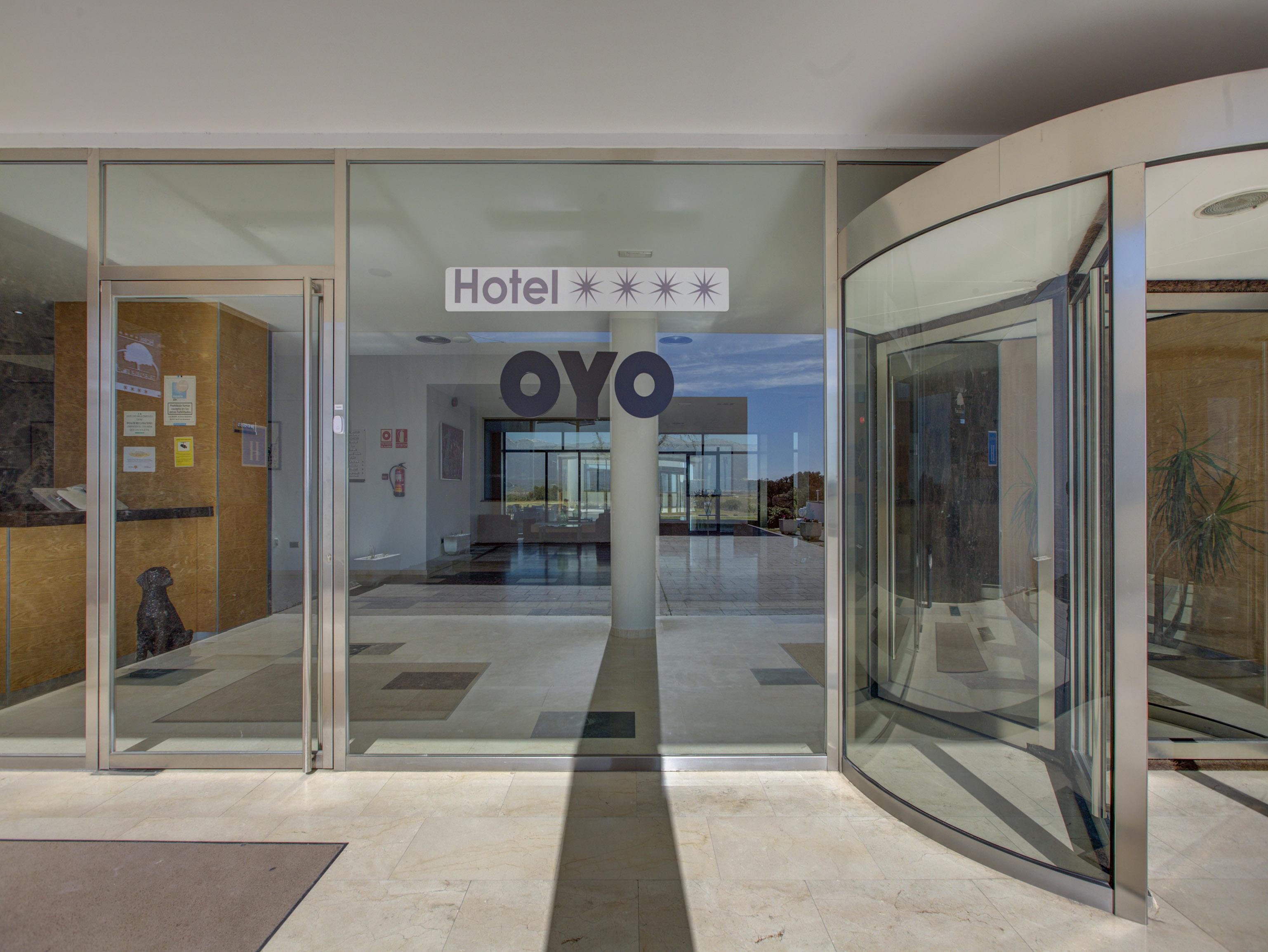 Hospedium Hotel Valles De Gredos Golf Talayuela Exterior photo
