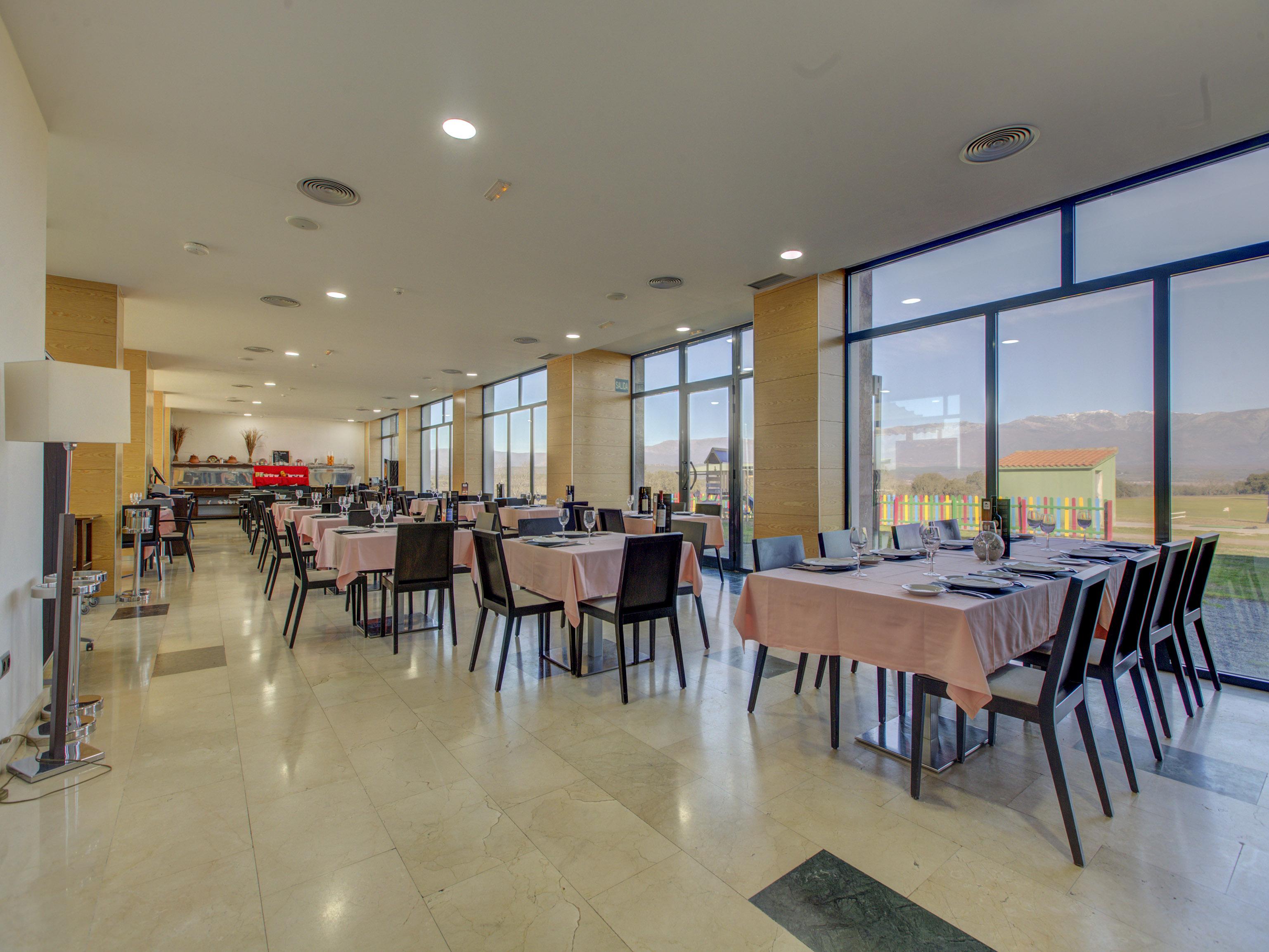 Hospedium Hotel Valles De Gredos Golf Talayuela Exterior photo