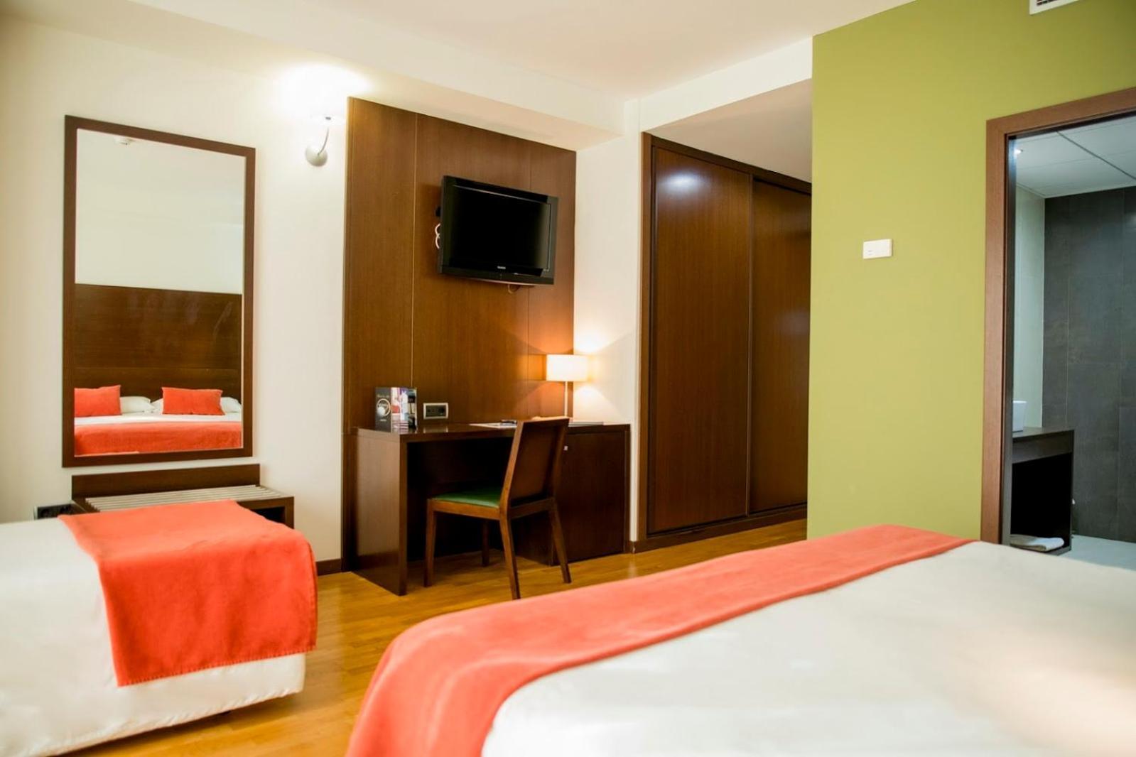 Hospedium Hotel Valles De Gredos Golf Talayuela Room photo