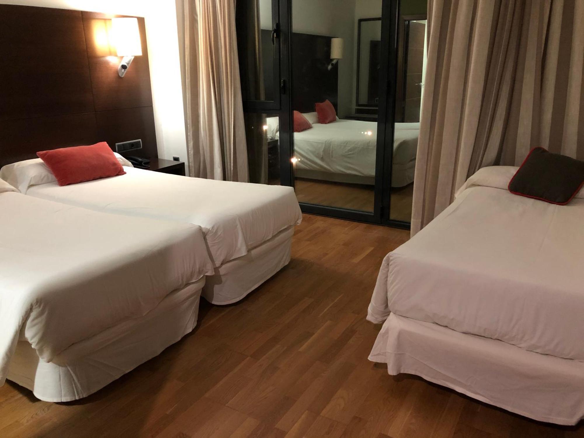 Hospedium Hotel Valles De Gredos Golf Talayuela Room photo