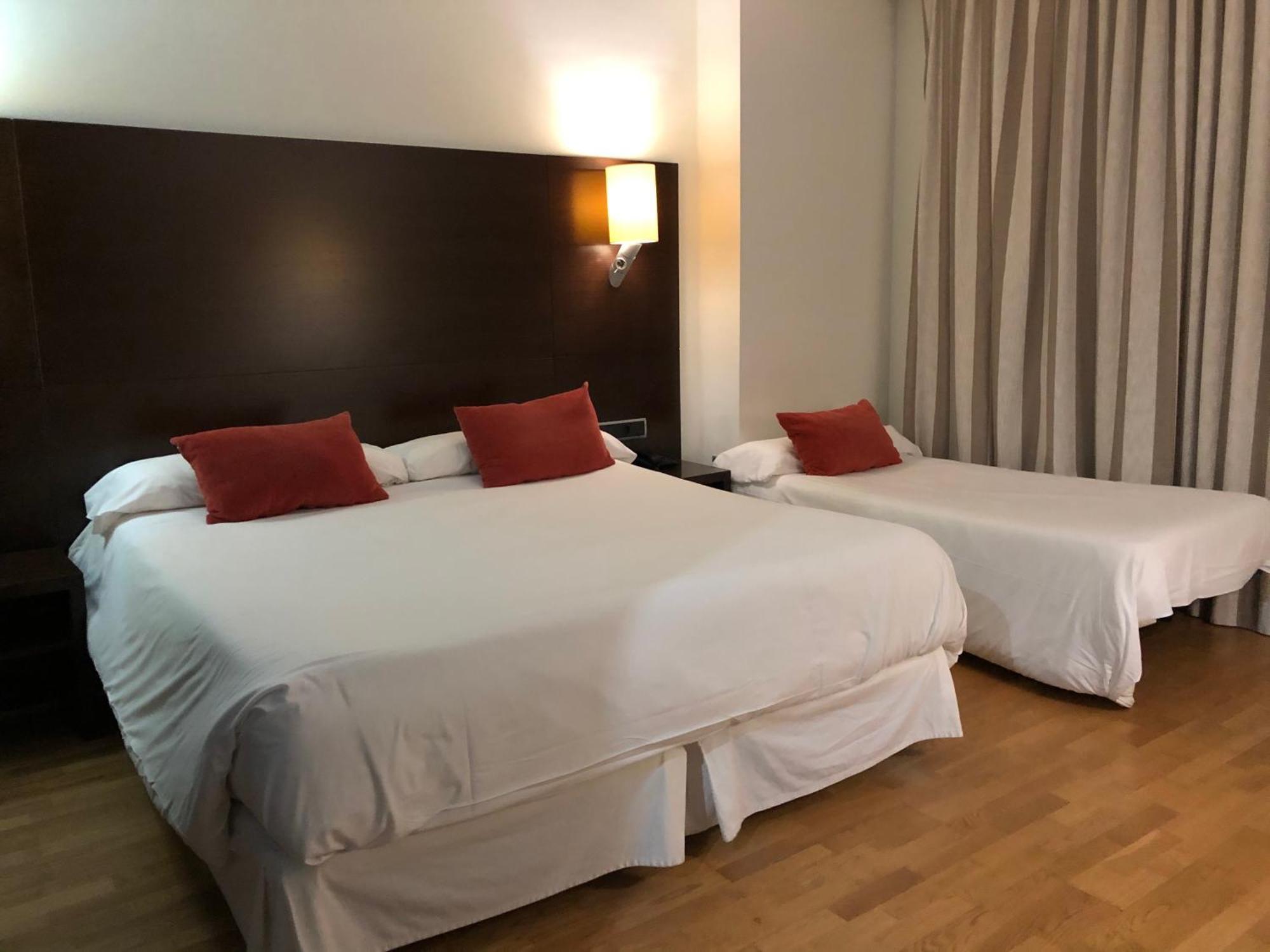 Hospedium Hotel Valles De Gredos Golf Talayuela Room photo