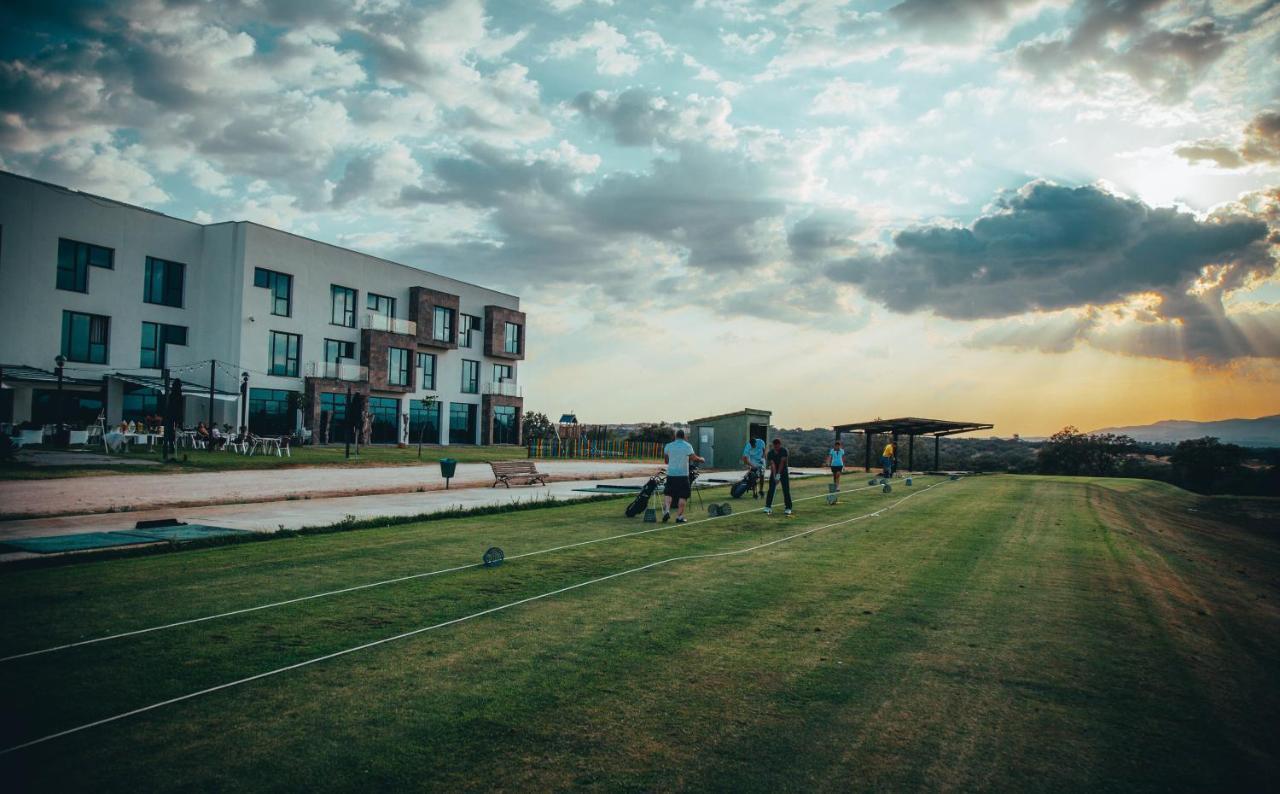 Hospedium Hotel Valles De Gredos Golf Talayuela Exterior photo