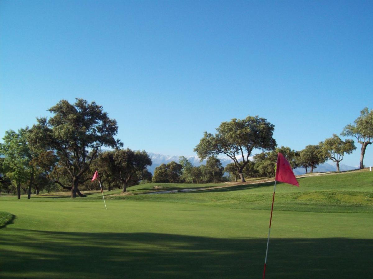 Hospedium Hotel Valles De Gredos Golf Talayuela Exterior photo